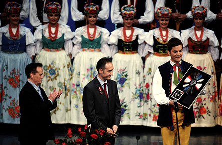 od lewej: Dyrektor Wydawnictwa fonograficznego POLmusic,  Dyrektor Zespołu Pieśni i Tańca Śląsk Zbigniew Cierniak,  Solista Zespołu